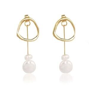 Gold Earrings with Freshwater Pearl